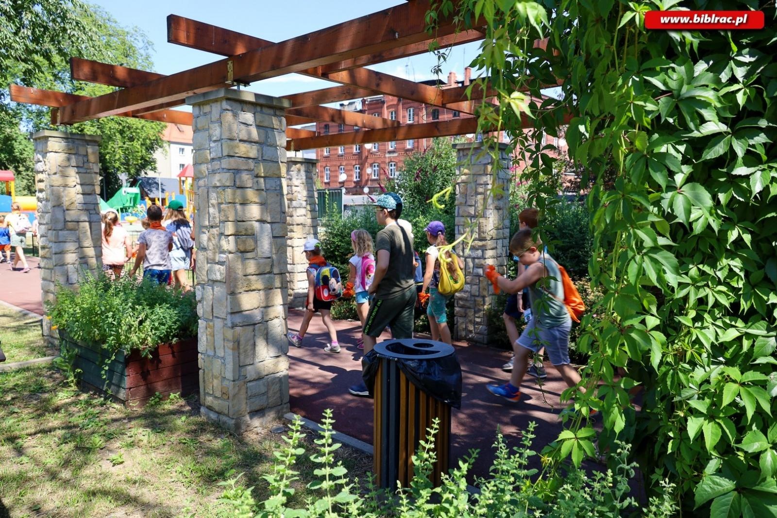 Zdjęcie w galerii na portalu naszraciborz.pl: Gdy patrzysz w gwiazdy patrzysz w przeszłość – Letni Wehikuł Czasu w Bibliotece wiadomości z regionu