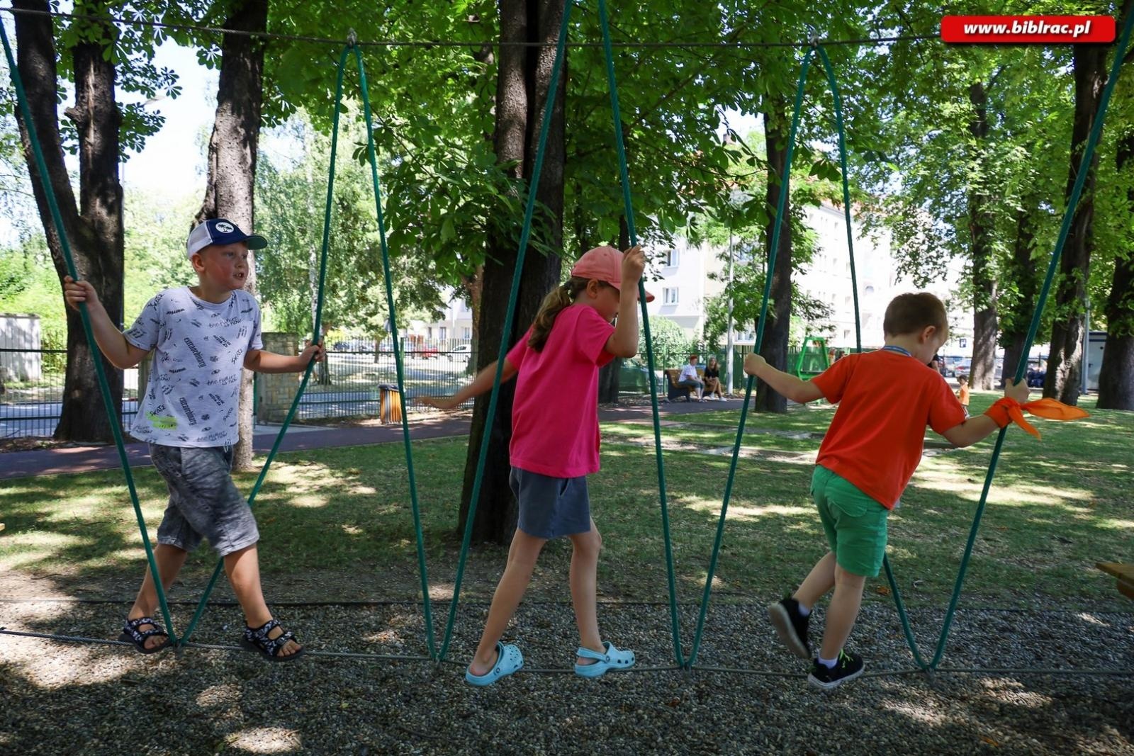 Zdjęcie w galerii na portalu naszraciborz.pl: Gdy patrzysz w gwiazdy patrzysz w przeszłość – Letni Wehikuł Czasu w Bibliotece wiadomości z regionu