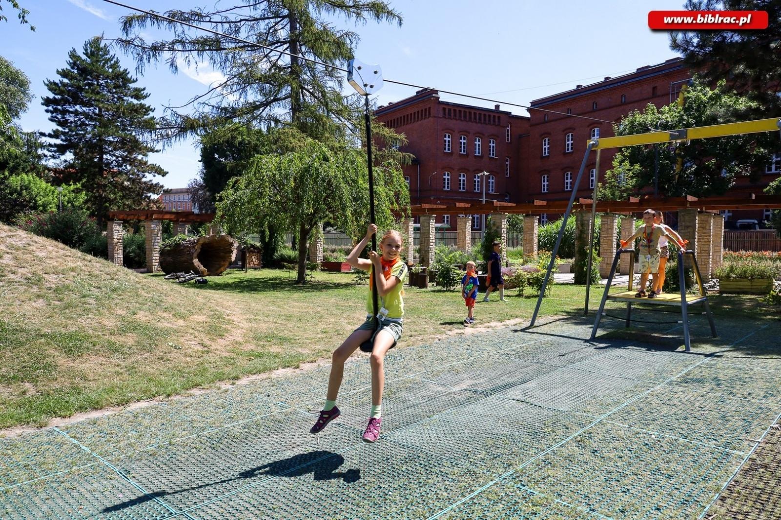 Zdjęcie w galerii na portalu naszraciborz.pl: Gdy patrzysz w gwiazdy patrzysz w przeszłość – Letni Wehikuł Czasu w Bibliotece wiadomości z regionu