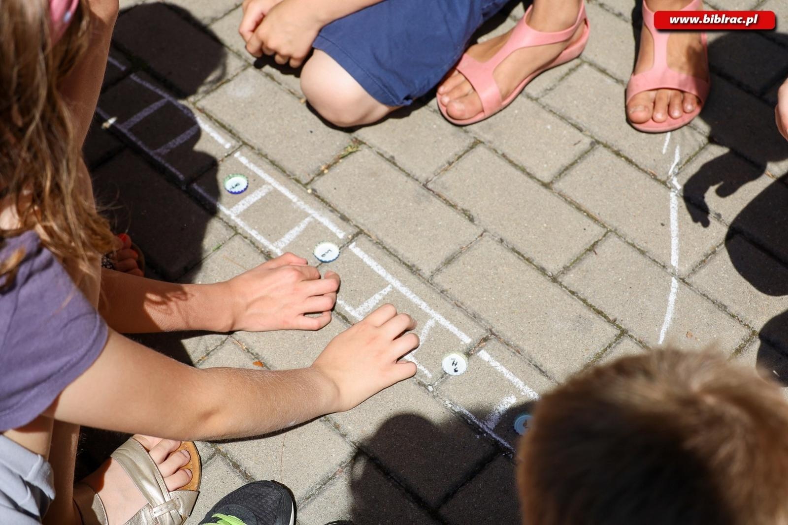 Zdjęcie w galerii na portalu naszraciborz.pl: Gdy patrzysz w gwiazdy patrzysz w przeszłość – Letni Wehikuł Czasu w Bibliotece wiadomości z regionu