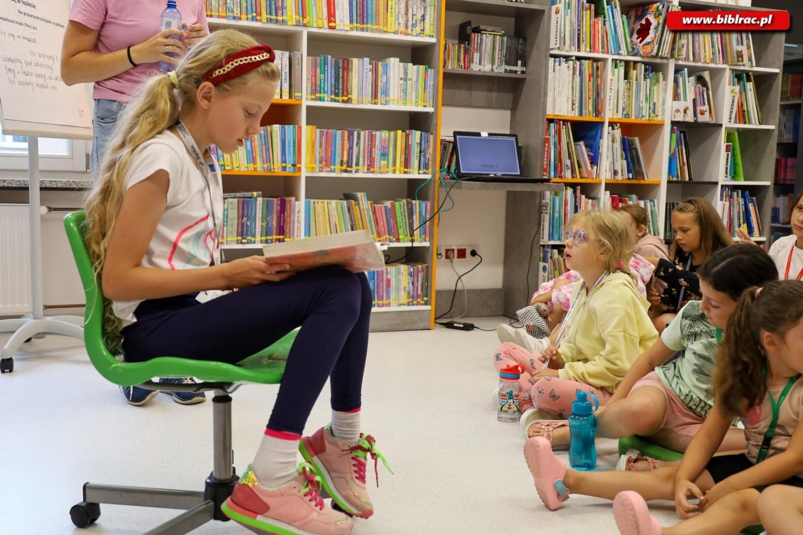 Zdjęcie w galerii na portalu naszraciborz.pl: Gdy patrzysz w gwiazdy patrzysz w przeszłość – Letni Wehikuł Czasu w Bibliotece wiadomości z regionu