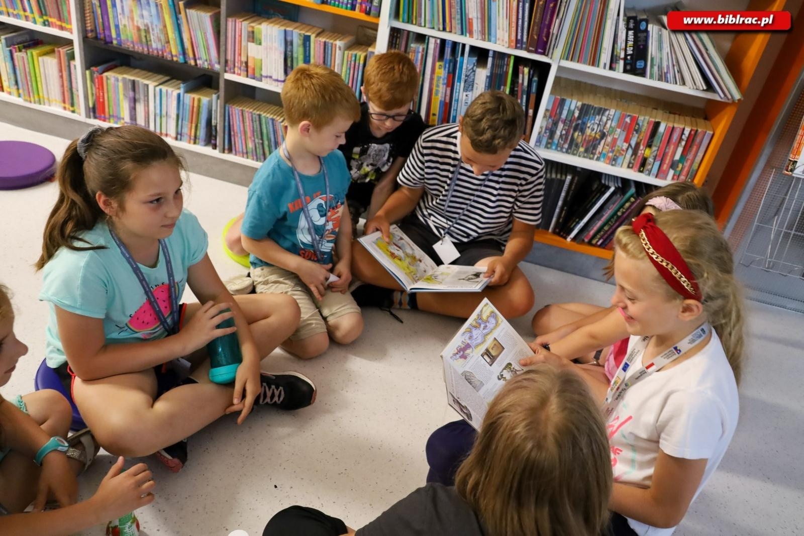 Zdjęcie w galerii na portalu naszraciborz.pl: Gdy patrzysz w gwiazdy patrzysz w przeszłość – Letni Wehikuł Czasu w Bibliotece wiadomości z regionu