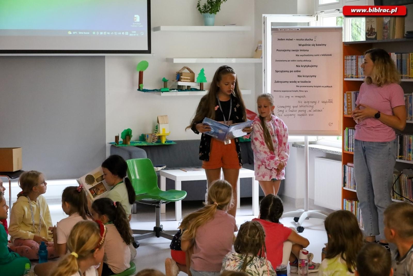 Zdjęcie w galerii na portalu naszraciborz.pl: Gdy patrzysz w gwiazdy patrzysz w przeszłość – Letni Wehikuł Czasu w Bibliotece wiadomości z regionu