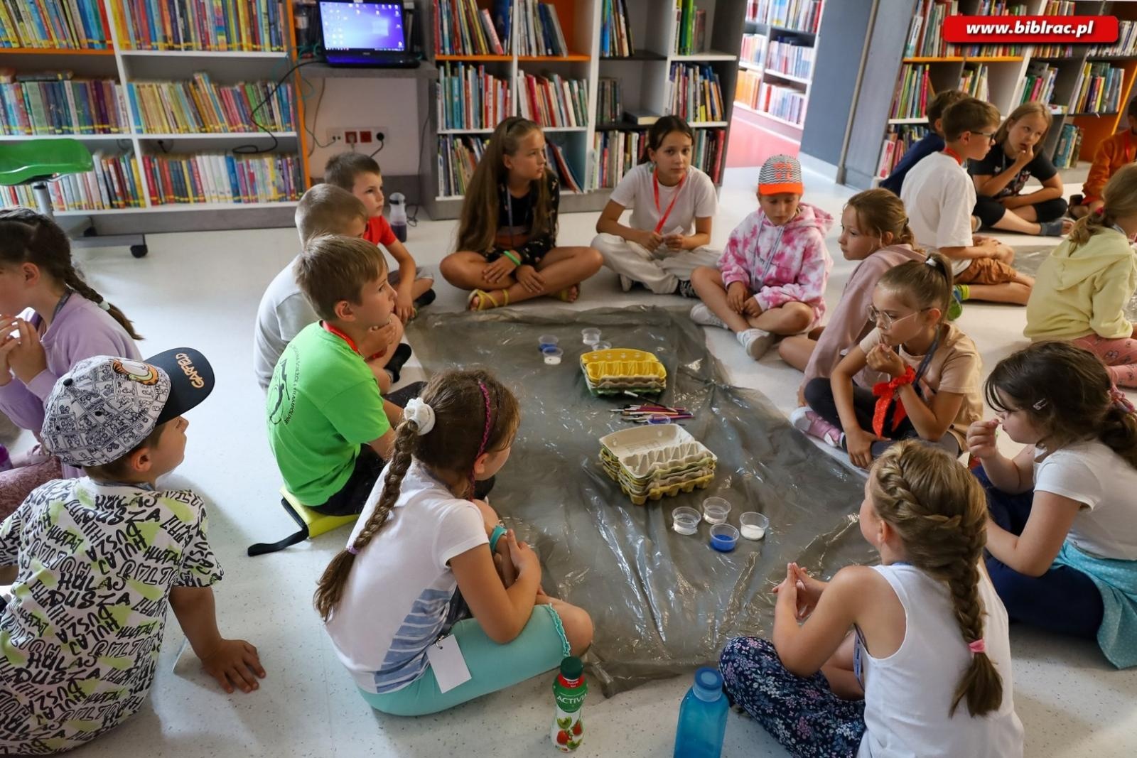 Zdjęcie w galerii na portalu naszraciborz.pl: Gdy patrzysz w gwiazdy patrzysz w przeszłość – Letni Wehikuł Czasu w Bibliotece wiadomości z regionu