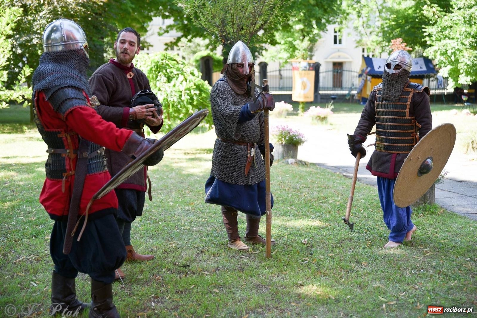 Zdjęcie w galerii na portalu naszraciborz.pl: Gandalf i przyjaciele zawitali do Raciborza [FOTO] wiadomości z regionu