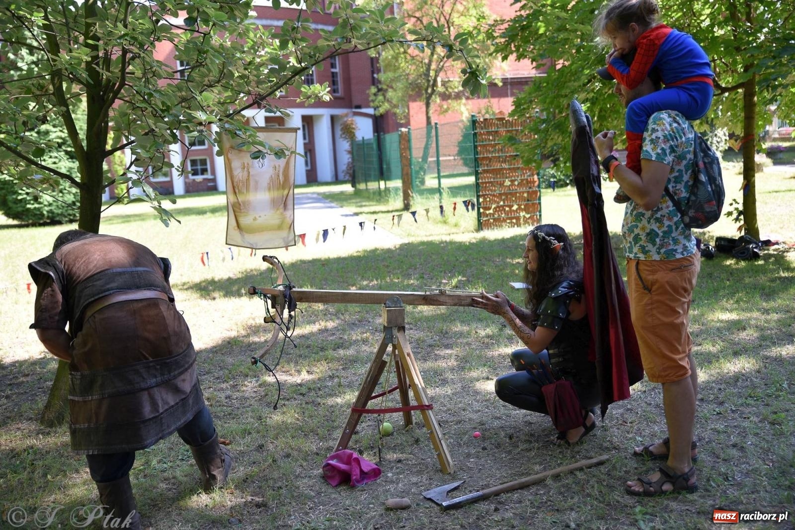 Zdjęcie w galerii na portalu naszraciborz.pl: Gandalf i przyjaciele zawitali do Raciborza [FOTO] wiadomości z regionu