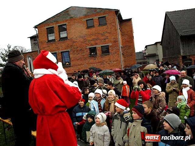 Zdjęcie w galerii na portalu naszraciborz.pl: Didżej proboszcz i farski ogród wiadomości z regionu