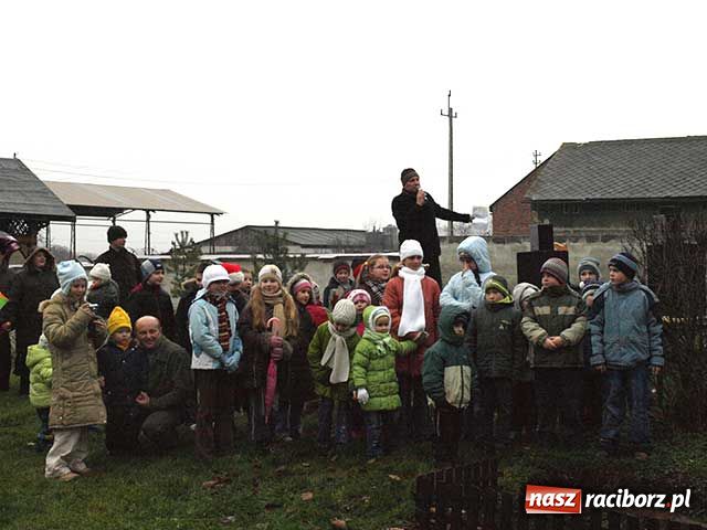Zdjęcie w galerii na portalu naszraciborz.pl: Didżej proboszcz i farski ogród wiadomości z regionu