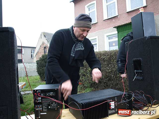 Zdjęcie w galerii na portalu naszraciborz.pl: Didżej proboszcz i farski ogród wiadomości z regionu