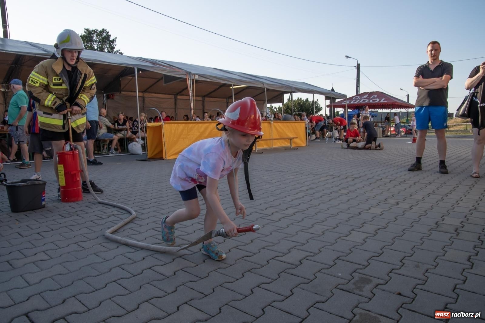 Zdjęcie w galerii na portalu naszraciborz.pl: Rodzinny festyn strażacki w Sudole. W akcji młodzi strażacy [FOTO i WIDEO] wiadomości z regionu