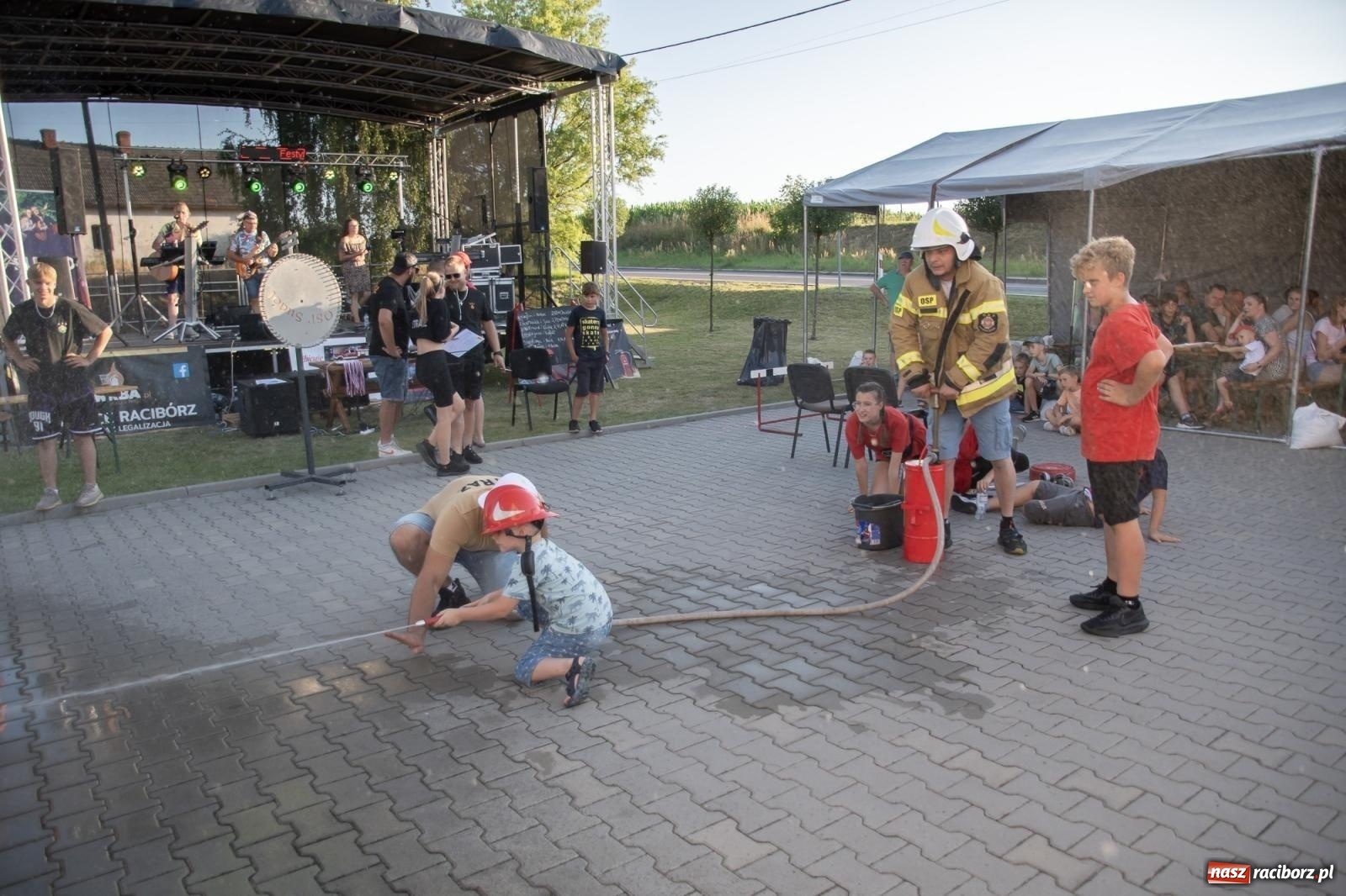 Zdjęcie w galerii na portalu naszraciborz.pl: Rodzinny festyn strażacki w Sudole. W akcji młodzi strażacy [FOTO i WIDEO] wiadomości z regionu