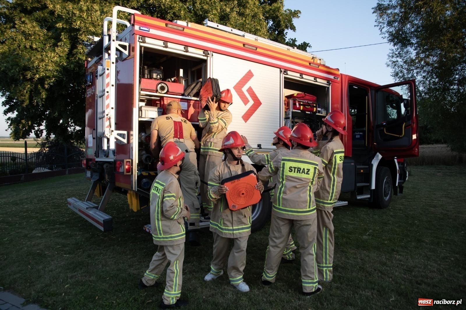 Zdjęcie w galerii na portalu naszraciborz.pl: Rodzinny festyn strażacki w Sudole. W akcji młodzi strażacy [FOTO i WIDEO] wiadomości z regionu
