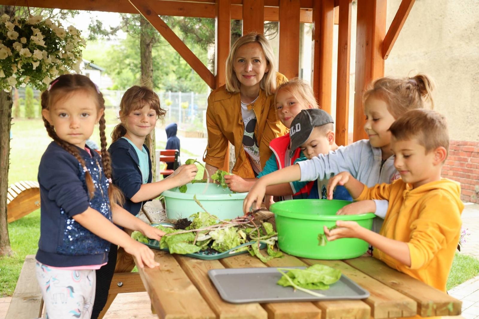 Zdjęcie w galerii na portalu naszraciborz.pl: Obfite zbiory warzyw i owoców w Przedszkolu nr 16 i ZSP nr 4 wiadomości z regionu