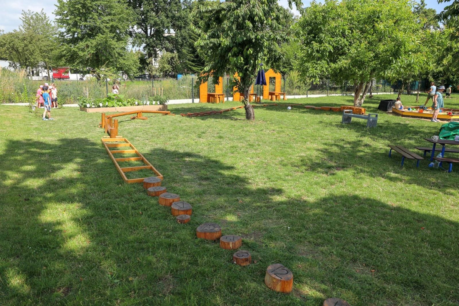 Zdjęcie w galerii na portalu naszraciborz.pl: Świeże warzywka w Bielskiej. Mali ogrodnicy z P24 wiadomości z regionu