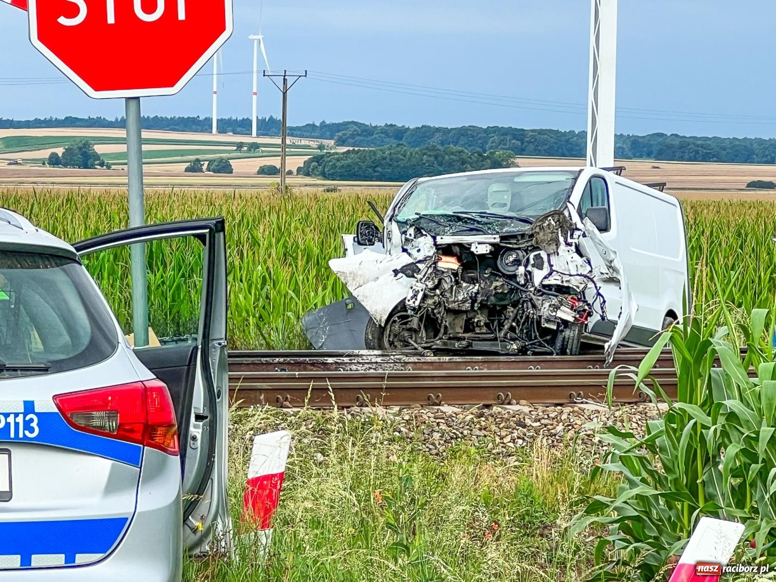 Zdjęcie w galerii na portalu naszraciborz.pl: Wypadek na przejeździe kolejowym w Roszkowie. W akcji śmigłowiec LPR [FOTO i WIDEO] wiadomości z regionu