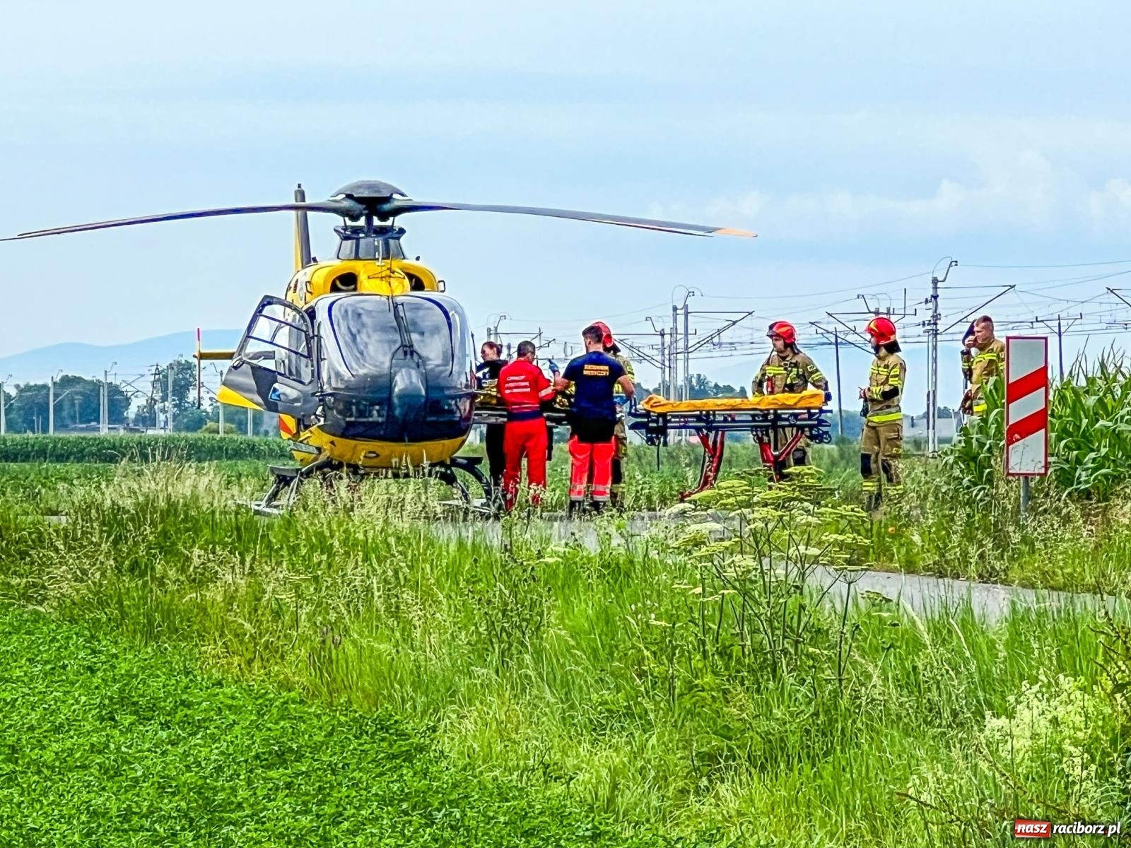 Zdjęcie w galerii na portalu naszraciborz.pl: Wypadek na przejeździe kolejowym w Roszkowie. W akcji śmigłowiec LPR [FOTO i WIDEO] wiadomości z regionu