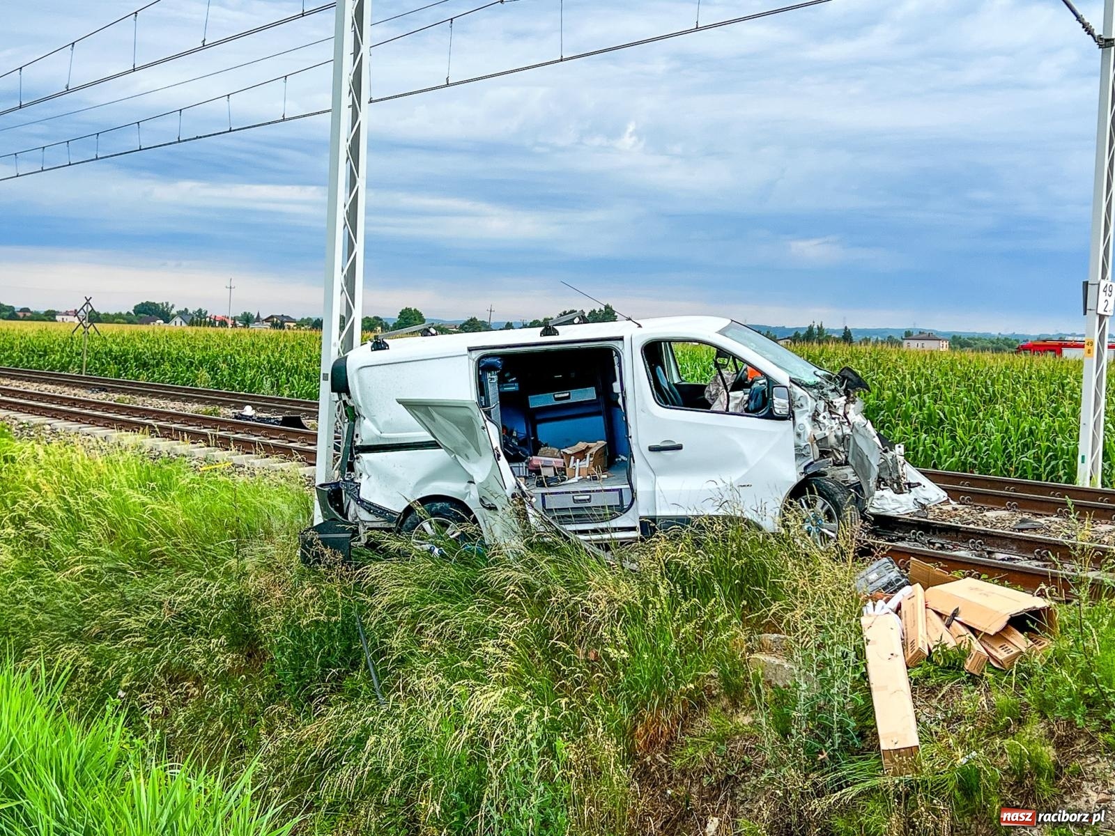 Zdjęcie w galerii na portalu naszraciborz.pl: Wypadek na przejeździe kolejowym w Roszkowie. W akcji śmigłowiec LPR [FOTO i WIDEO] wiadomości z regionu