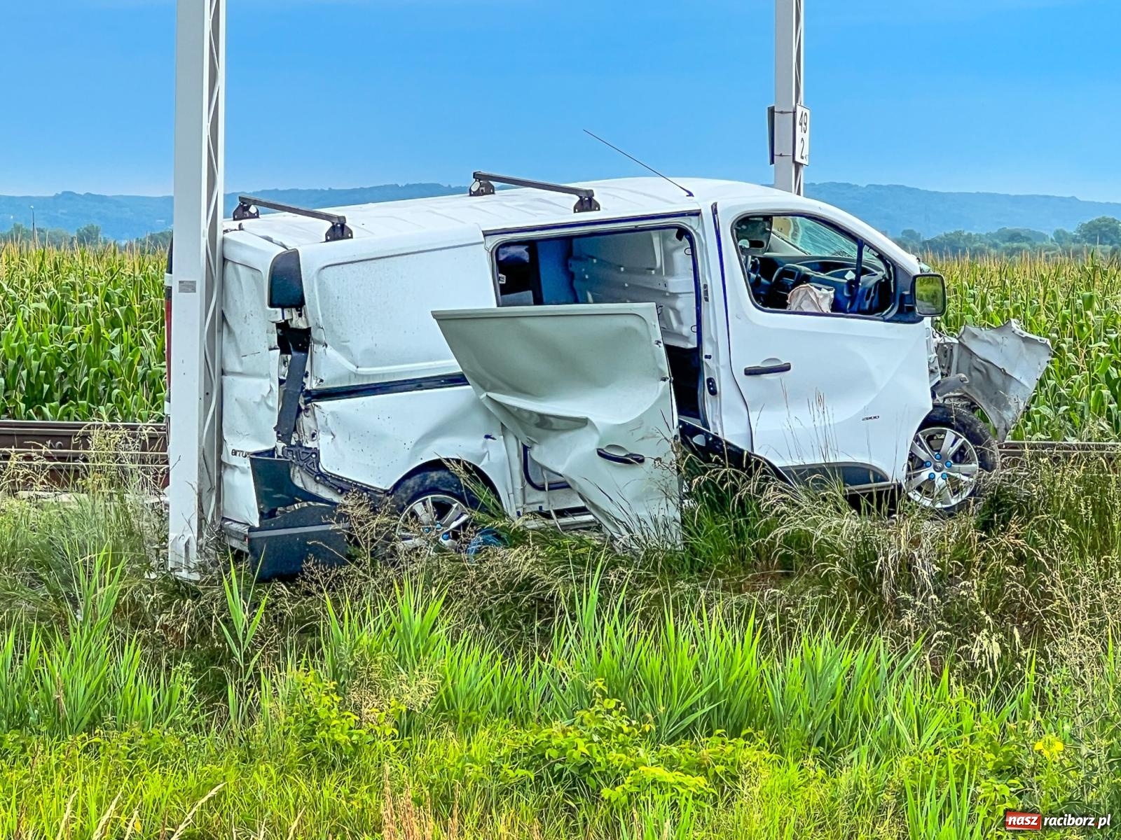 Zdjęcie w galerii na portalu naszraciborz.pl: Wypadek na przejeździe kolejowym w Roszkowie. W akcji śmigłowiec LPR [FOTO i WIDEO] wiadomości z regionu