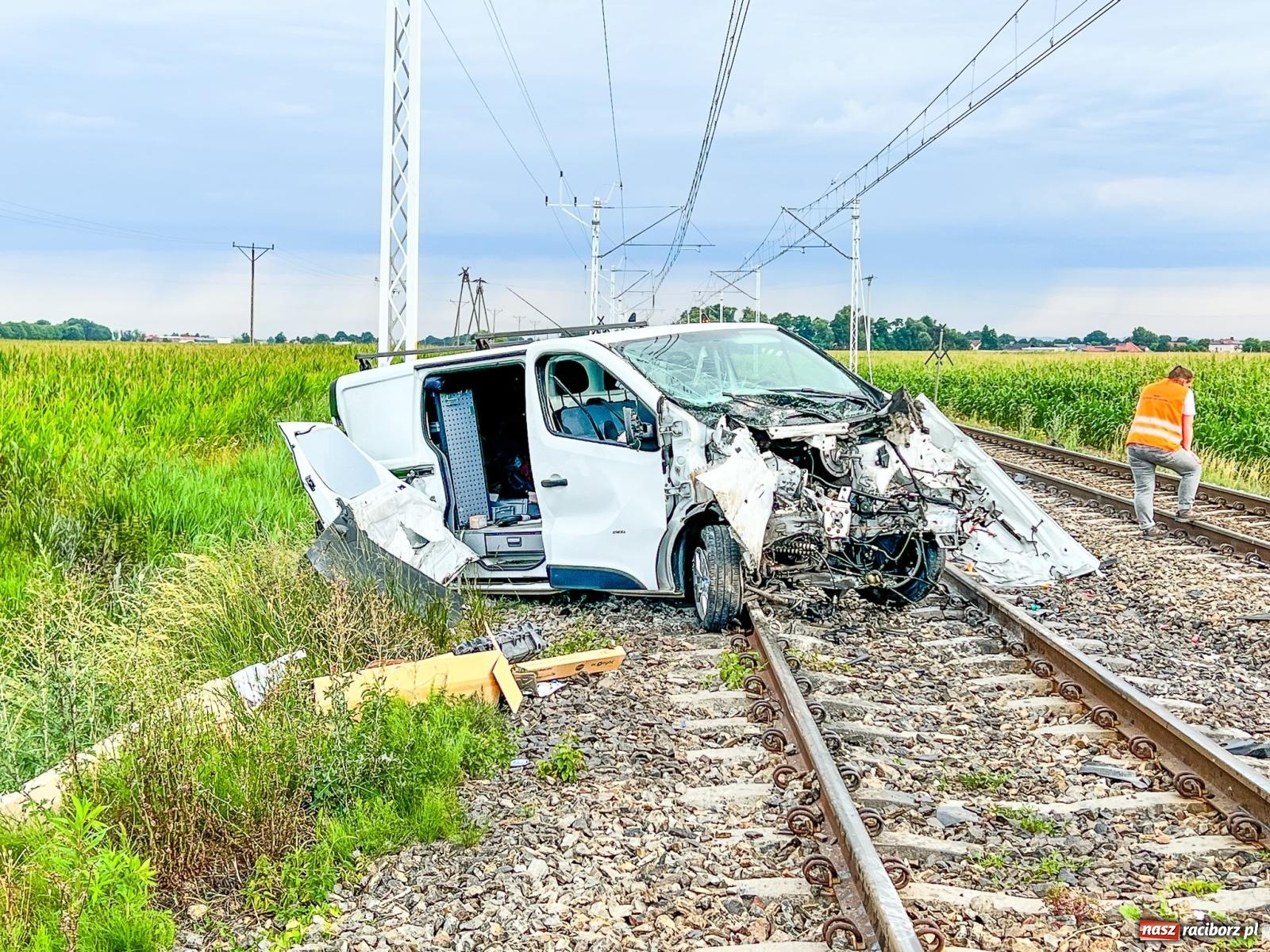 Zdjęcie w galerii na portalu naszraciborz.pl: Wypadek na przejeździe kolejowym w Roszkowie. W akcji śmigłowiec LPR [FOTO i WIDEO] wiadomości z regionu