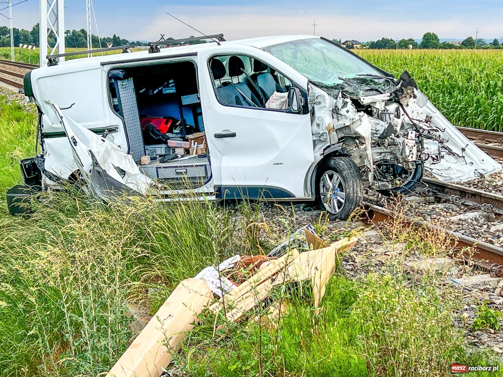 Zdjęcie w galerii na portalu naszraciborz.pl: Wypadek na przejeździe kolejowym w Roszkowie. W akcji śmigłowiec LPR [FOTO i WIDEO] wiadomości z regionu