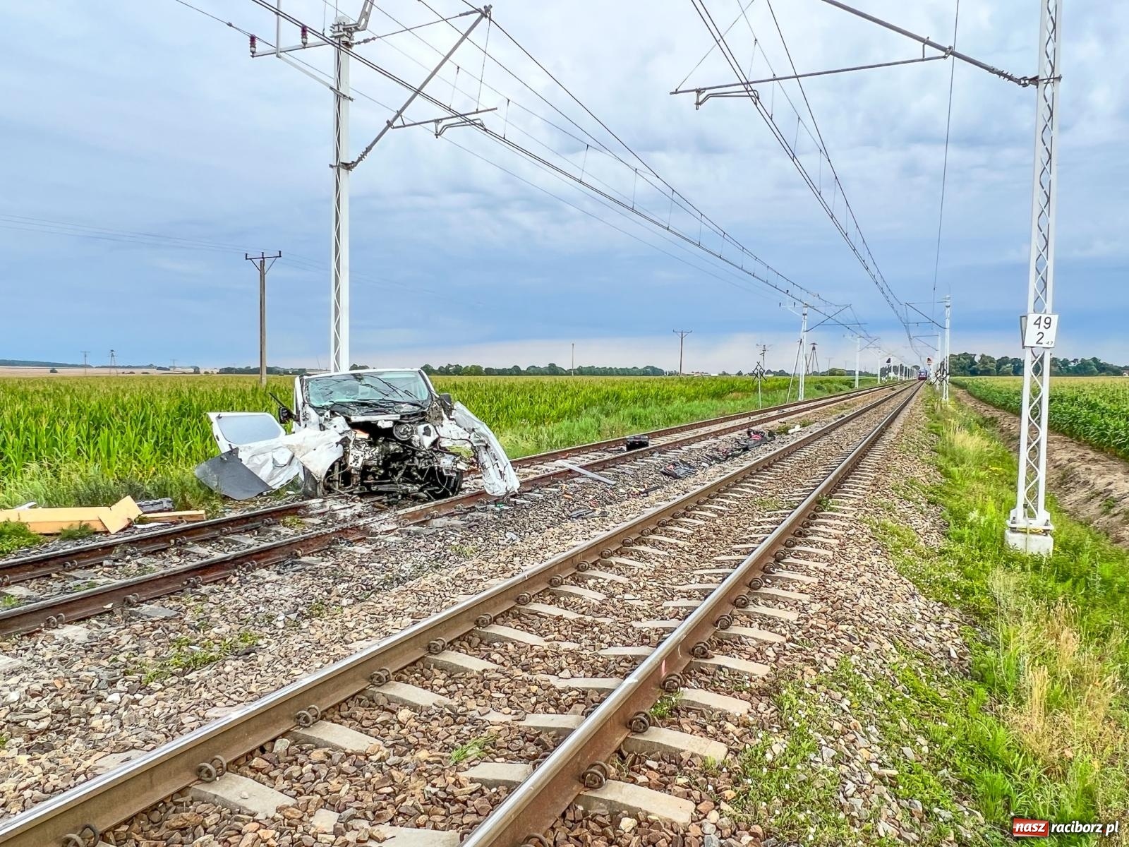 Zdjęcie w galerii na portalu naszraciborz.pl: Wypadek na przejeździe kolejowym w Roszkowie. W akcji śmigłowiec LPR [FOTO i WIDEO] wiadomości z regionu