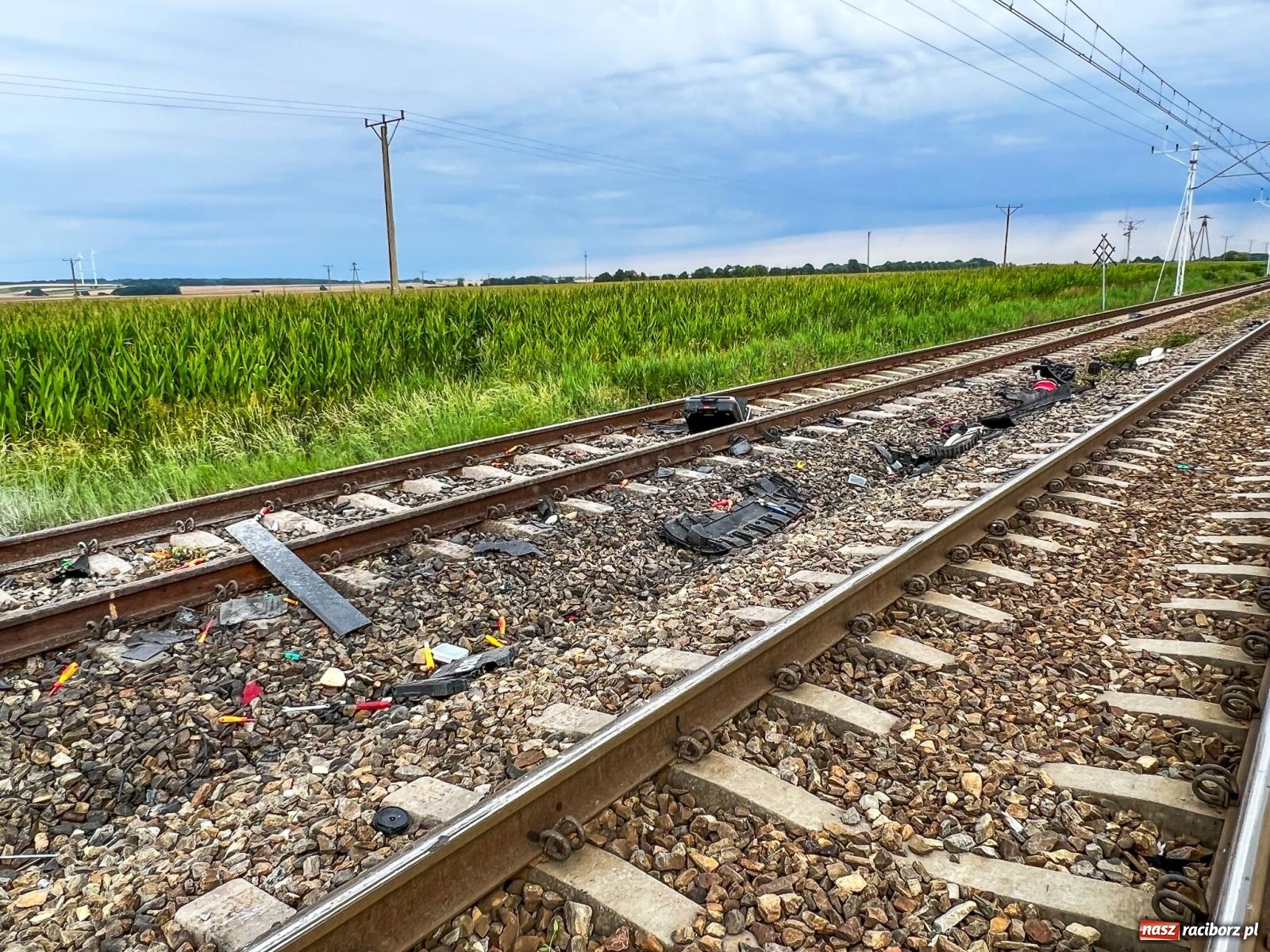 Zdjęcie w galerii na portalu naszraciborz.pl: Wypadek na przejeździe kolejowym w Roszkowie. W akcji śmigłowiec LPR [FOTO i WIDEO] wiadomości z regionu