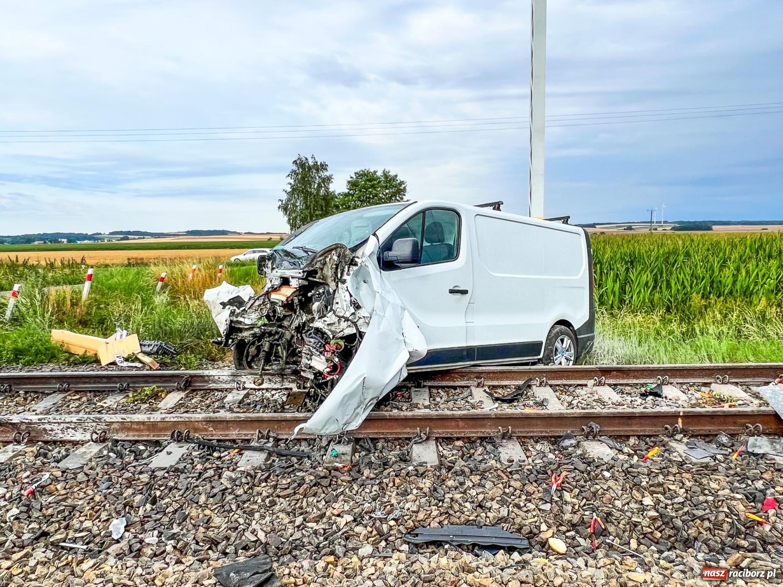 Zdjęcie w galerii na portalu naszraciborz.pl: Wypadek na przejeździe kolejowym w Roszkowie. W akcji śmigłowiec LPR [FOTO i WIDEO] wiadomości z regionu