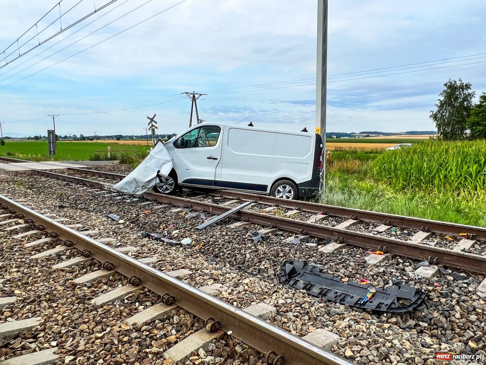Zdjęcie w galerii na portalu naszraciborz.pl: Wypadek na przejeździe kolejowym w Roszkowie. W akcji śmigłowiec LPR [FOTO i WIDEO] wiadomości z regionu