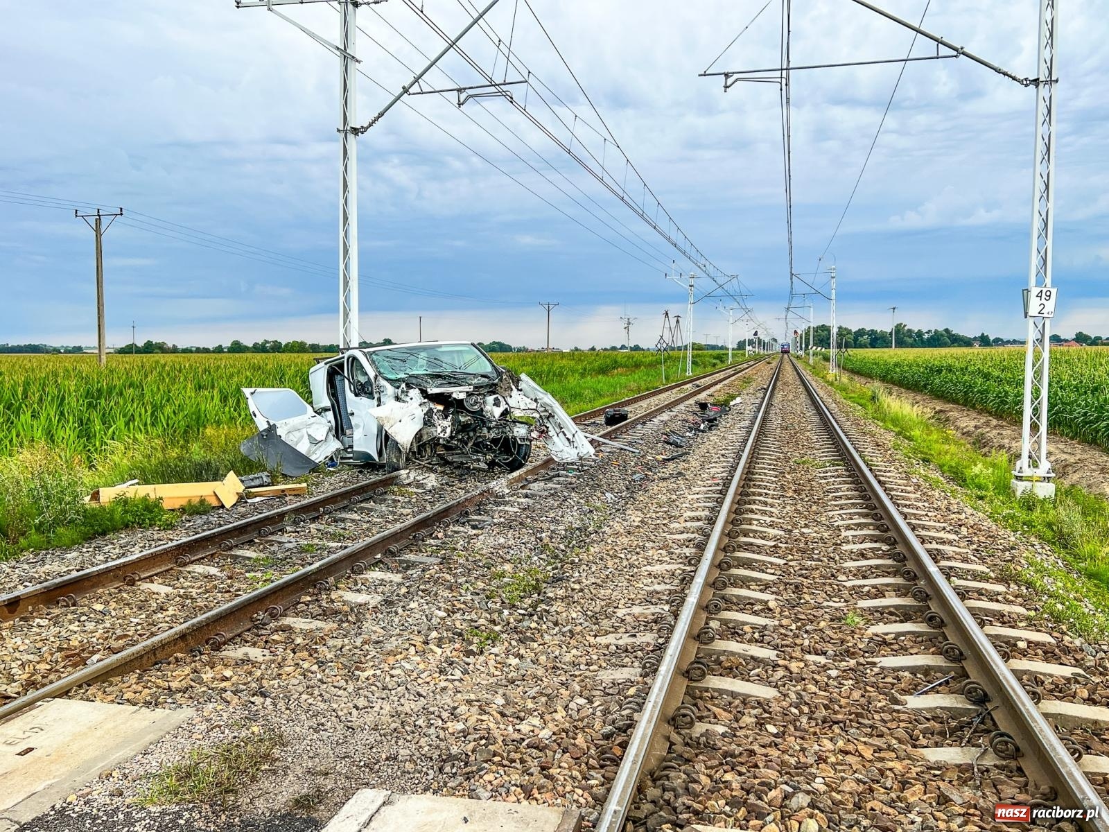 Zdjęcie w galerii na portalu naszraciborz.pl: Wypadek na przejeździe kolejowym w Roszkowie. W akcji śmigłowiec LPR [FOTO i WIDEO] wiadomości z regionu