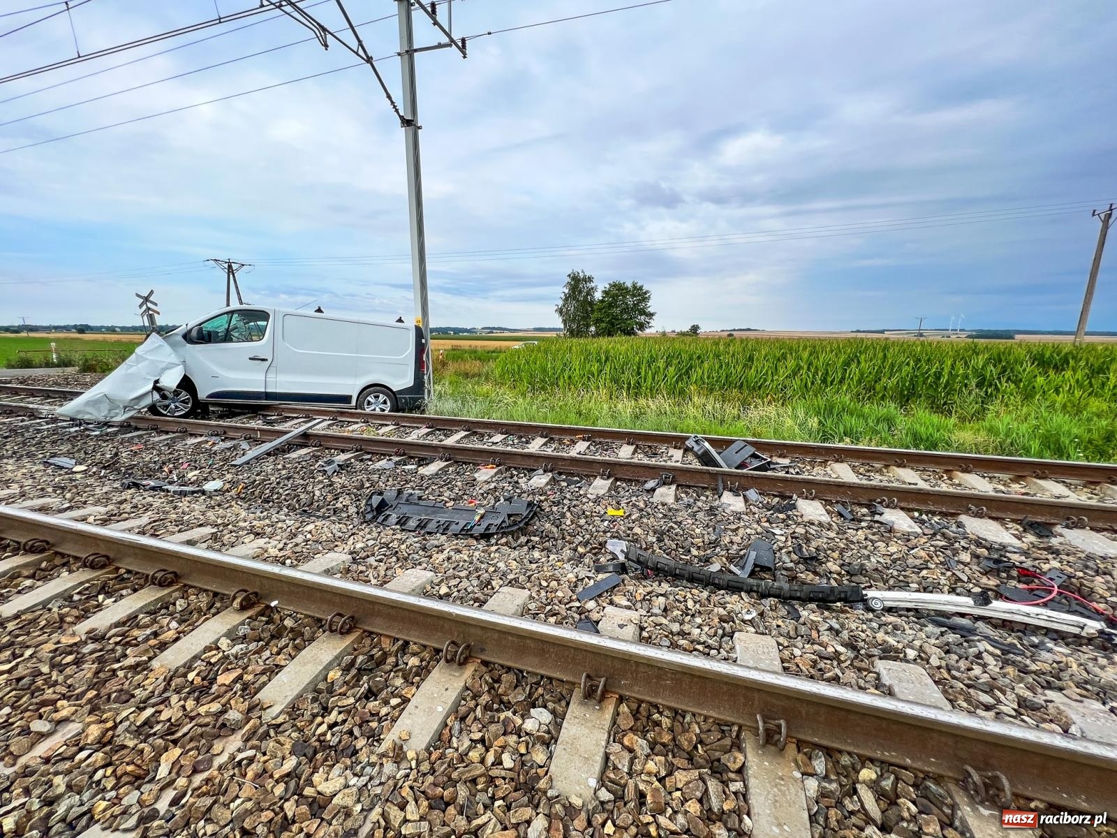 Zdjęcie w galerii na portalu naszraciborz.pl: Wypadek na przejeździe kolejowym w Roszkowie. W akcji śmigłowiec LPR [FOTO i WIDEO] wiadomości z regionu