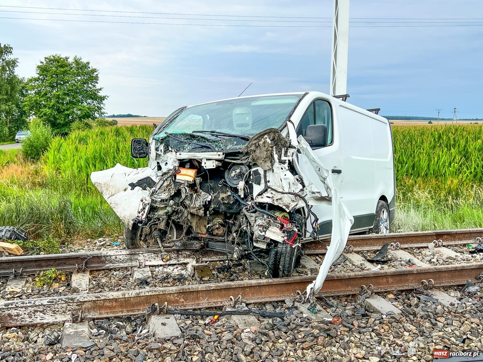 Zdjęcie w galerii na portalu naszraciborz.pl: Wypadek na przejeździe kolejowym w Roszkowie. W akcji śmigłowiec LPR [FOTO i WIDEO] wiadomości z regionu