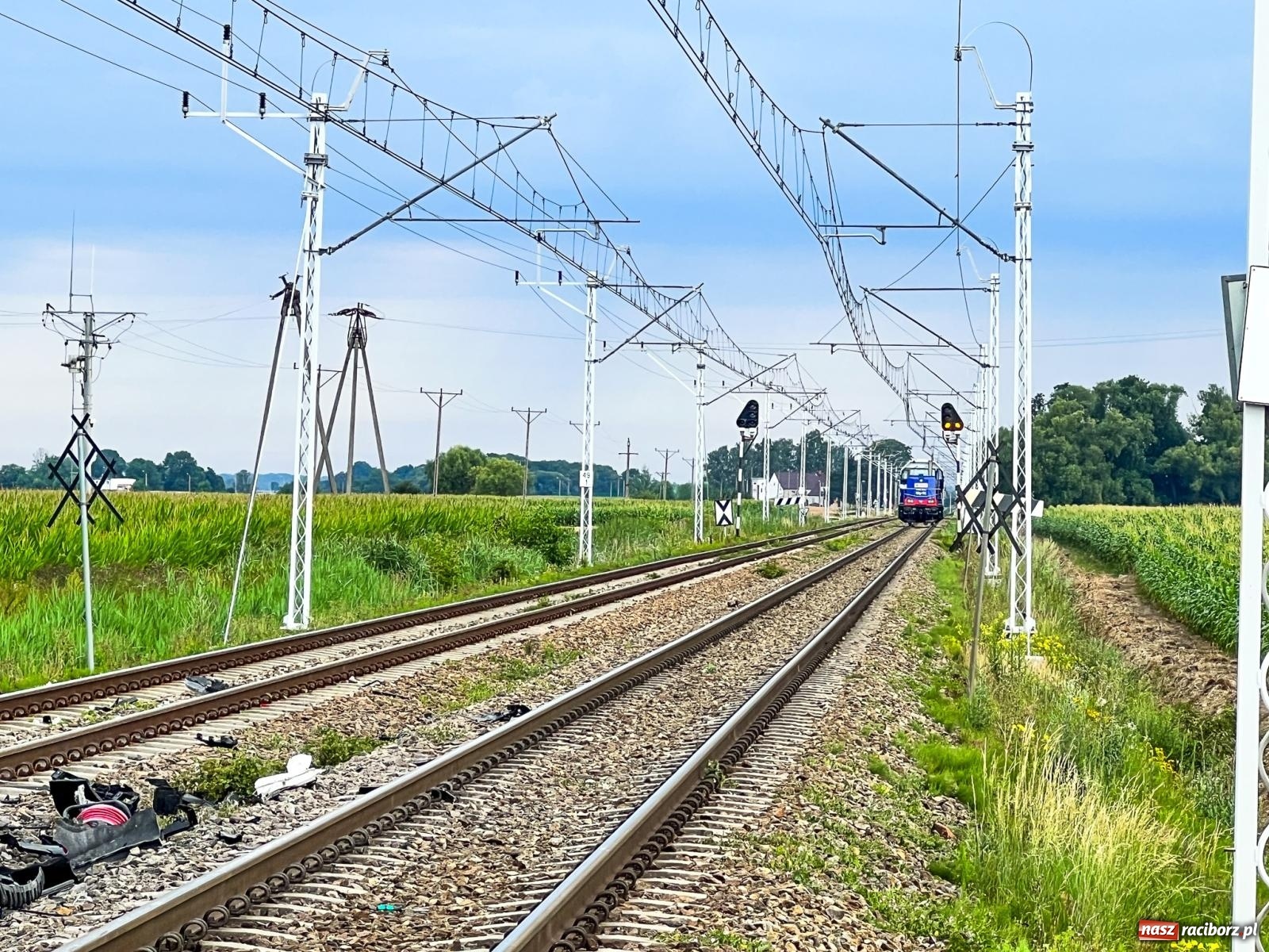 Zdjęcie w galerii na portalu naszraciborz.pl: Wypadek na przejeździe kolejowym w Roszkowie. W akcji śmigłowiec LPR [FOTO i WIDEO] wiadomości z regionu