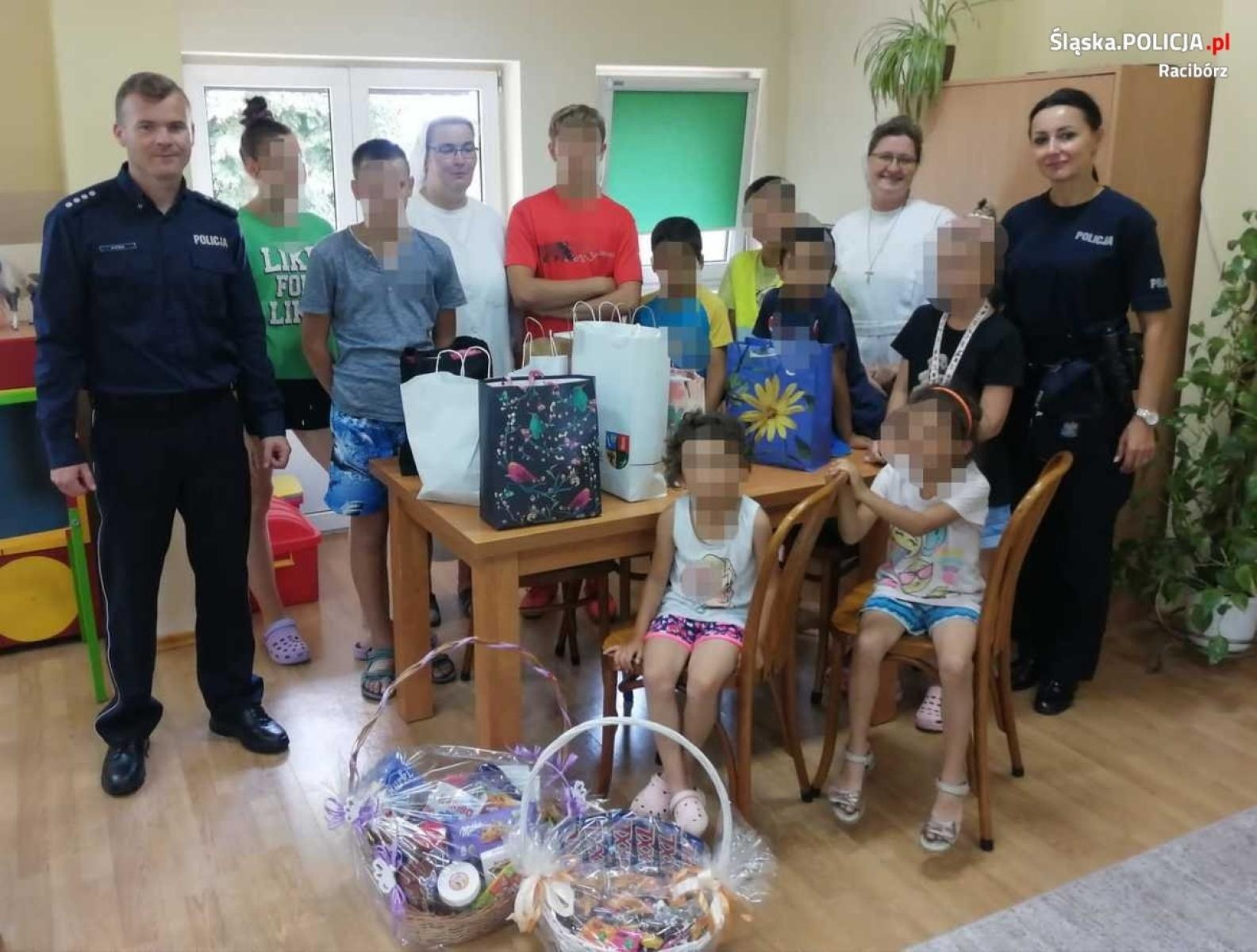 Zdjęcie w galerii na portalu naszraciborz.pl: Słodki dar od raciborskich mundurowych wiadomości z regionu