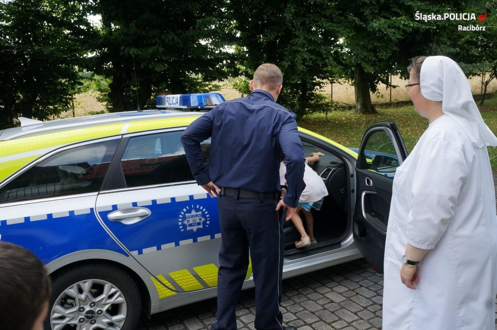 Zdjęcie w galerii na portalu naszraciborz.pl: Słodki dar od raciborskich mundurowych wiadomości z regionu