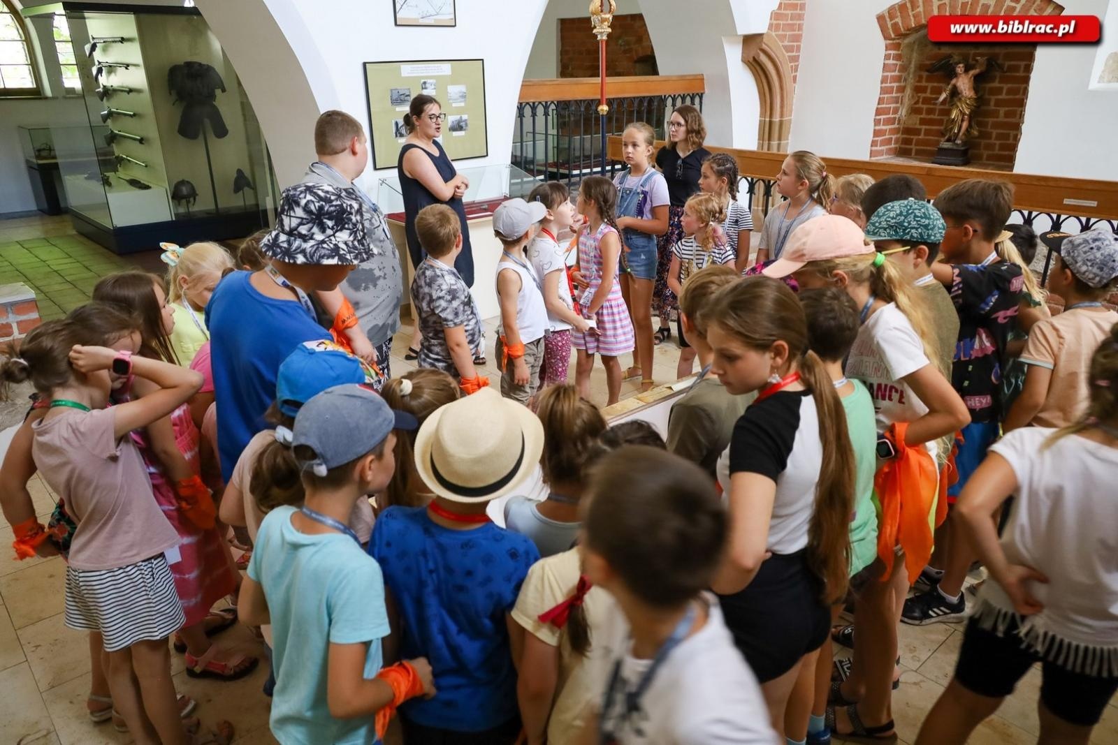 Zdjęcie w galerii na portalu naszraciborz.pl: Letni Wehikuł Biblioteki z wizytą w muzeum i na bezludnej wyspie wiadomości z regionu
