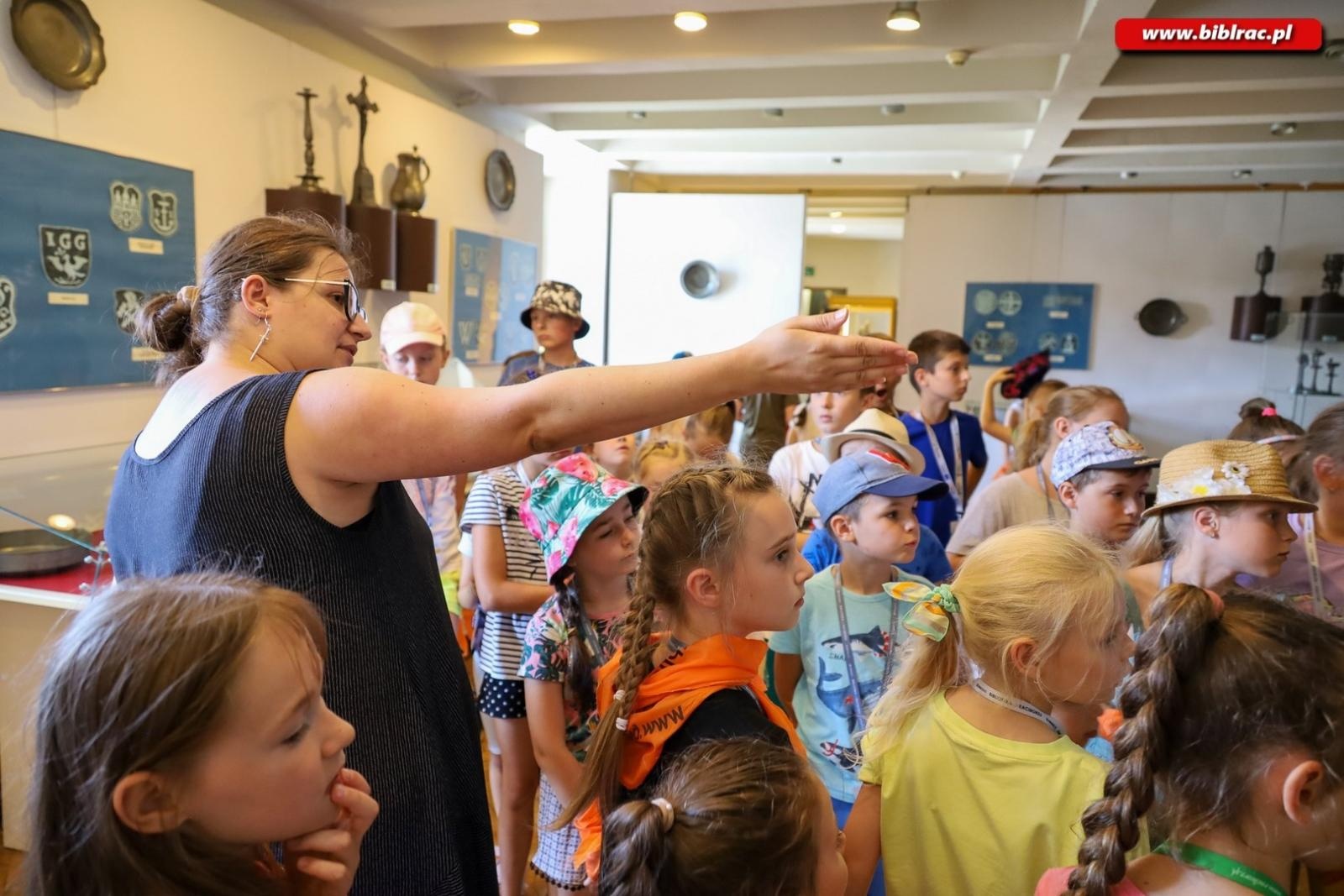 Zdjęcie w galerii na portalu naszraciborz.pl: Letni Wehikuł Biblioteki z wizytą w muzeum i na bezludnej wyspie wiadomości z regionu