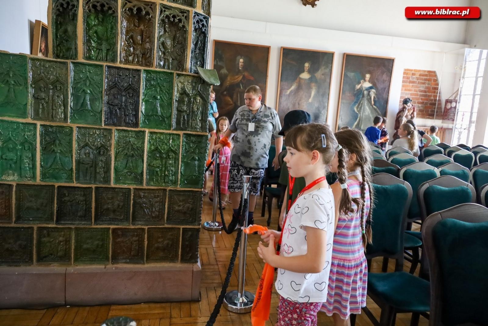 Zdjęcie w galerii na portalu naszraciborz.pl: Letni Wehikuł Biblioteki z wizytą w muzeum i na bezludnej wyspie wiadomości z regionu