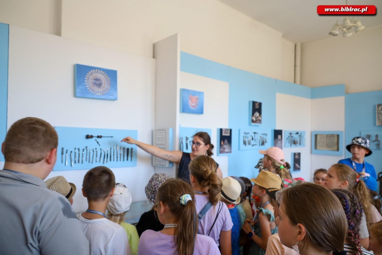 Zdjęcie w galerii na portalu naszraciborz.pl: Letni Wehikuł Biblioteki z wizytą w muzeum i na bezludnej wyspie wiadomości z regionu