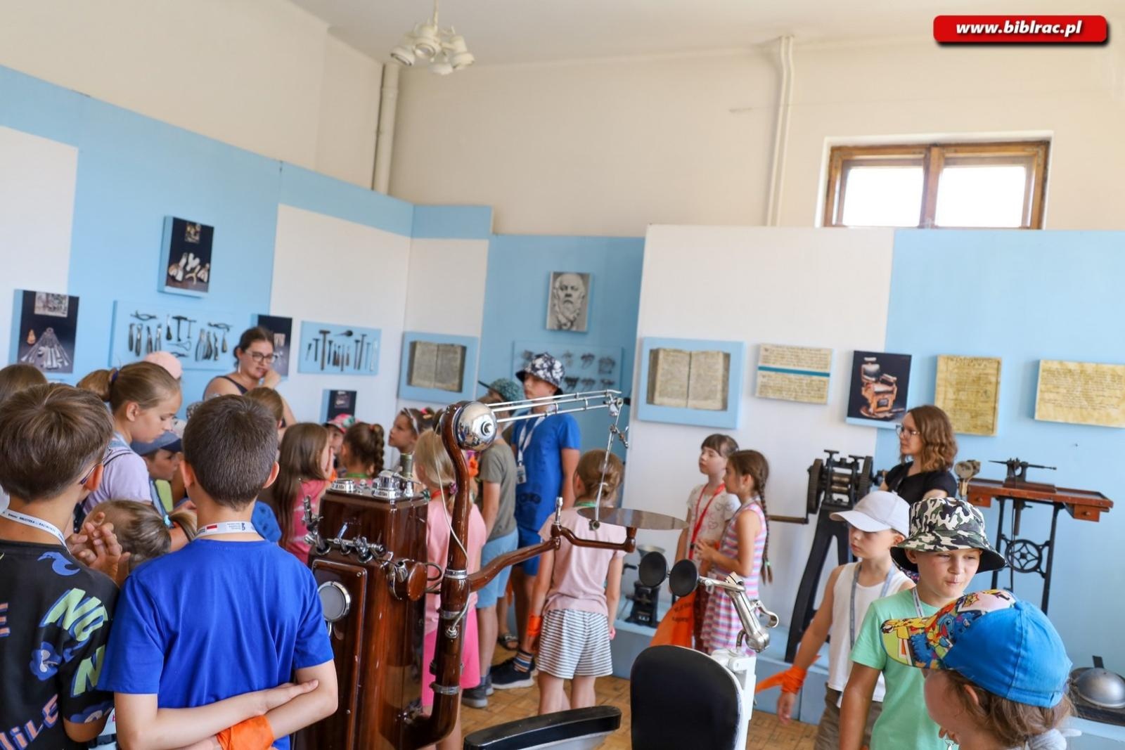 Zdjęcie w galerii na portalu naszraciborz.pl: Letni Wehikuł Biblioteki z wizytą w muzeum i na bezludnej wyspie wiadomości z regionu
