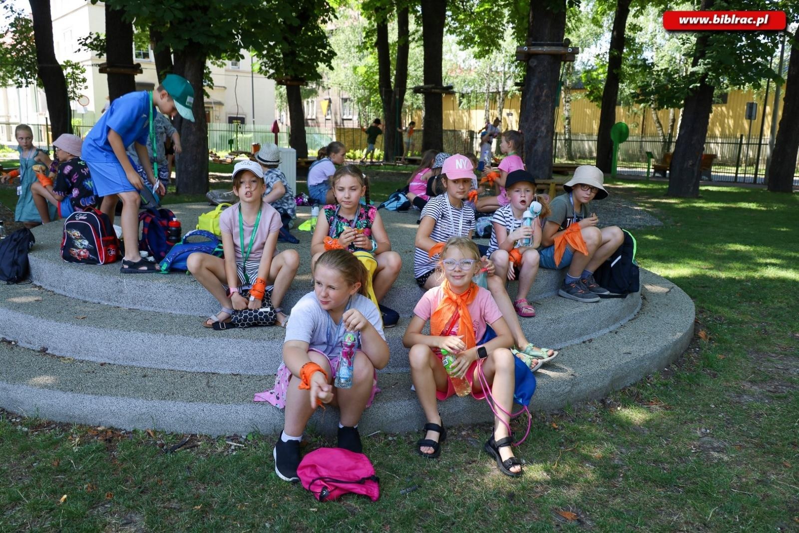 Zdjęcie w galerii na portalu naszraciborz.pl: Letni Wehikuł Biblioteki z wizytą w muzeum i na bezludnej wyspie wiadomości z regionu