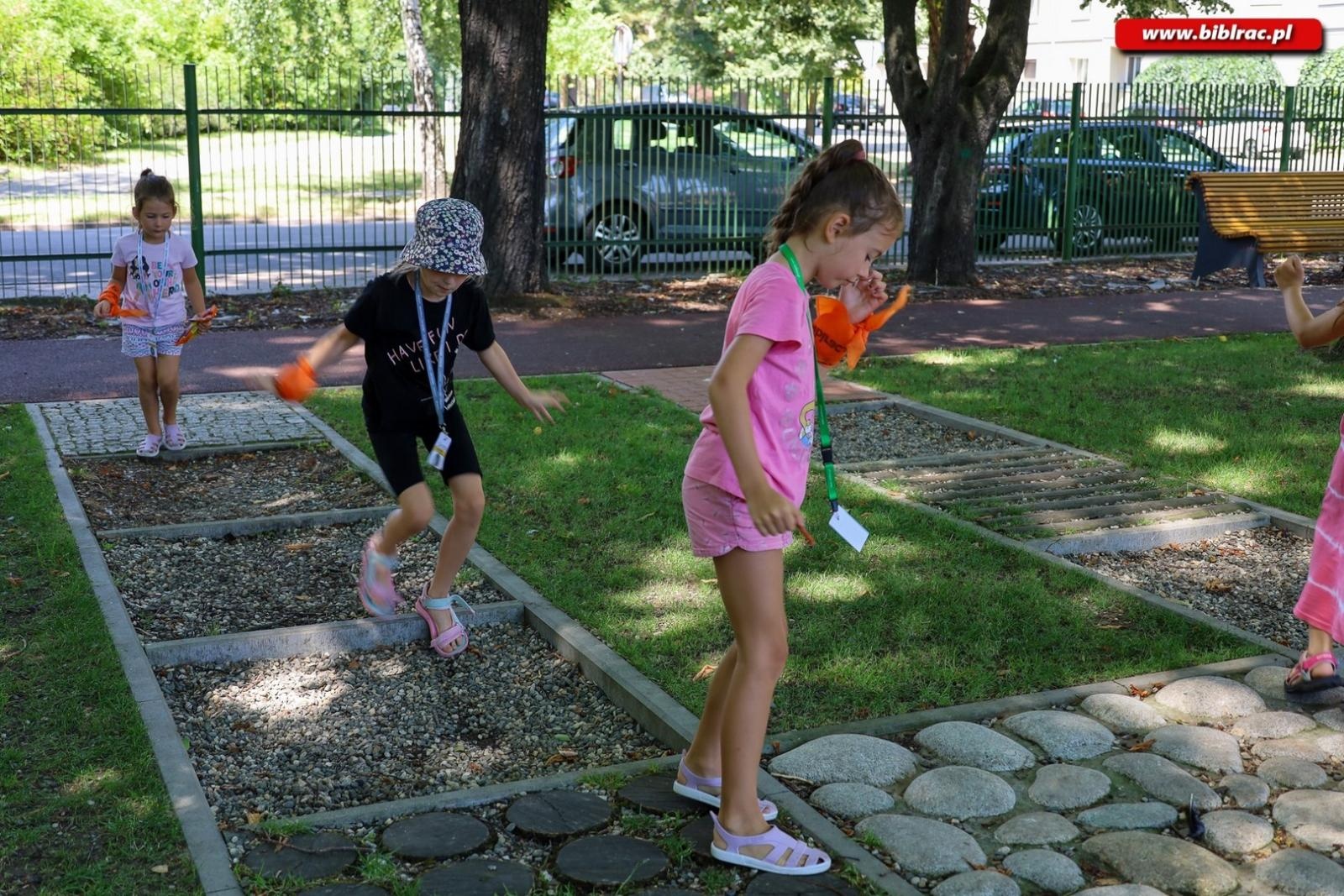 Zdjęcie w galerii na portalu naszraciborz.pl: Letni Wehikuł Biblioteki z wizytą w muzeum i na bezludnej wyspie wiadomości z regionu