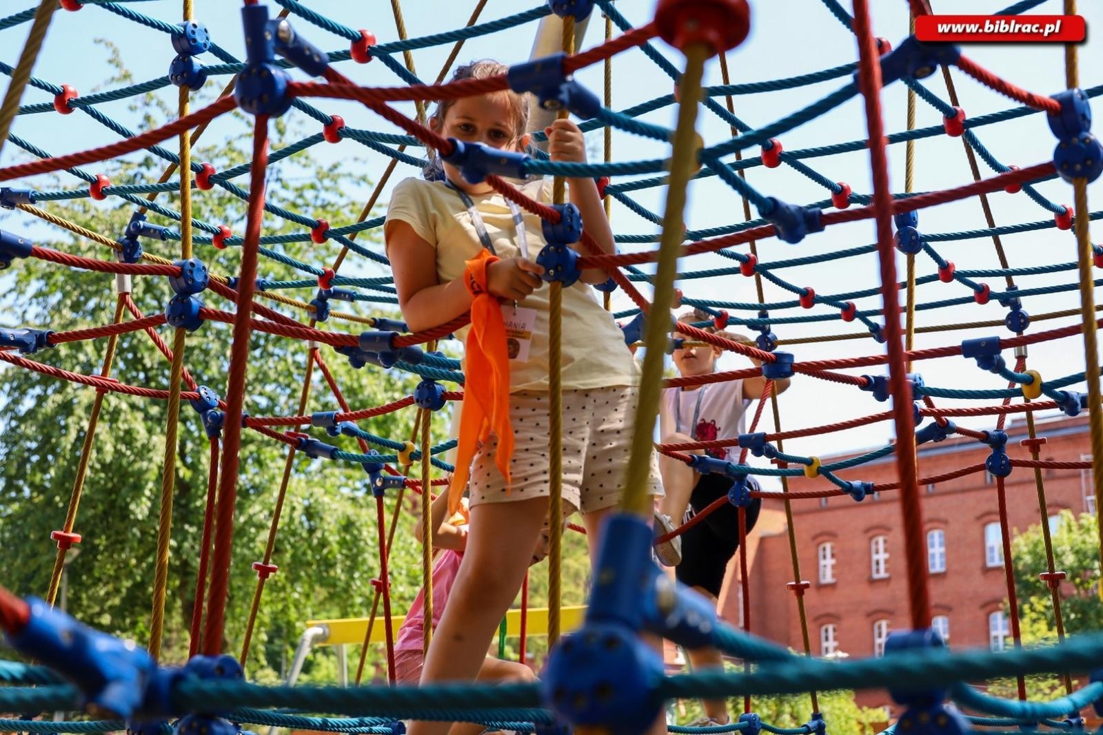 Zdjęcie w galerii na portalu naszraciborz.pl: Letni Wehikuł Biblioteki z wizytą w muzeum i na bezludnej wyspie wiadomości z regionu