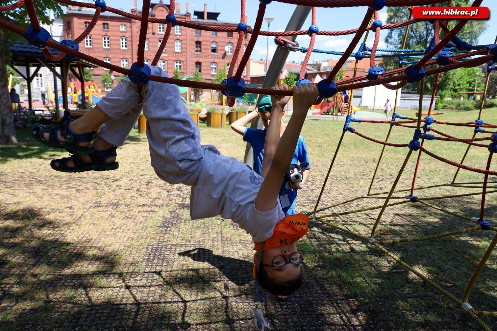 Zdjęcie w galerii na portalu naszraciborz.pl: Letni Wehikuł Biblioteki z wizytą w muzeum i na bezludnej wyspie wiadomości z regionu