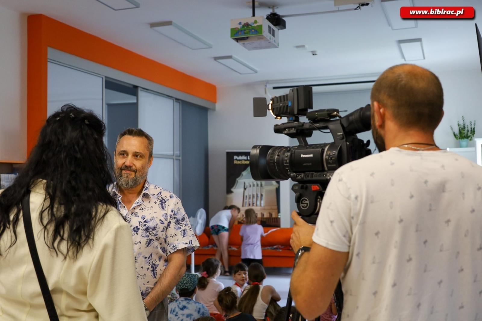 Zdjęcie w galerii na portalu naszraciborz.pl: Letni Wehikuł Biblioteki z wizytą w muzeum i na bezludnej wyspie wiadomości z regionu