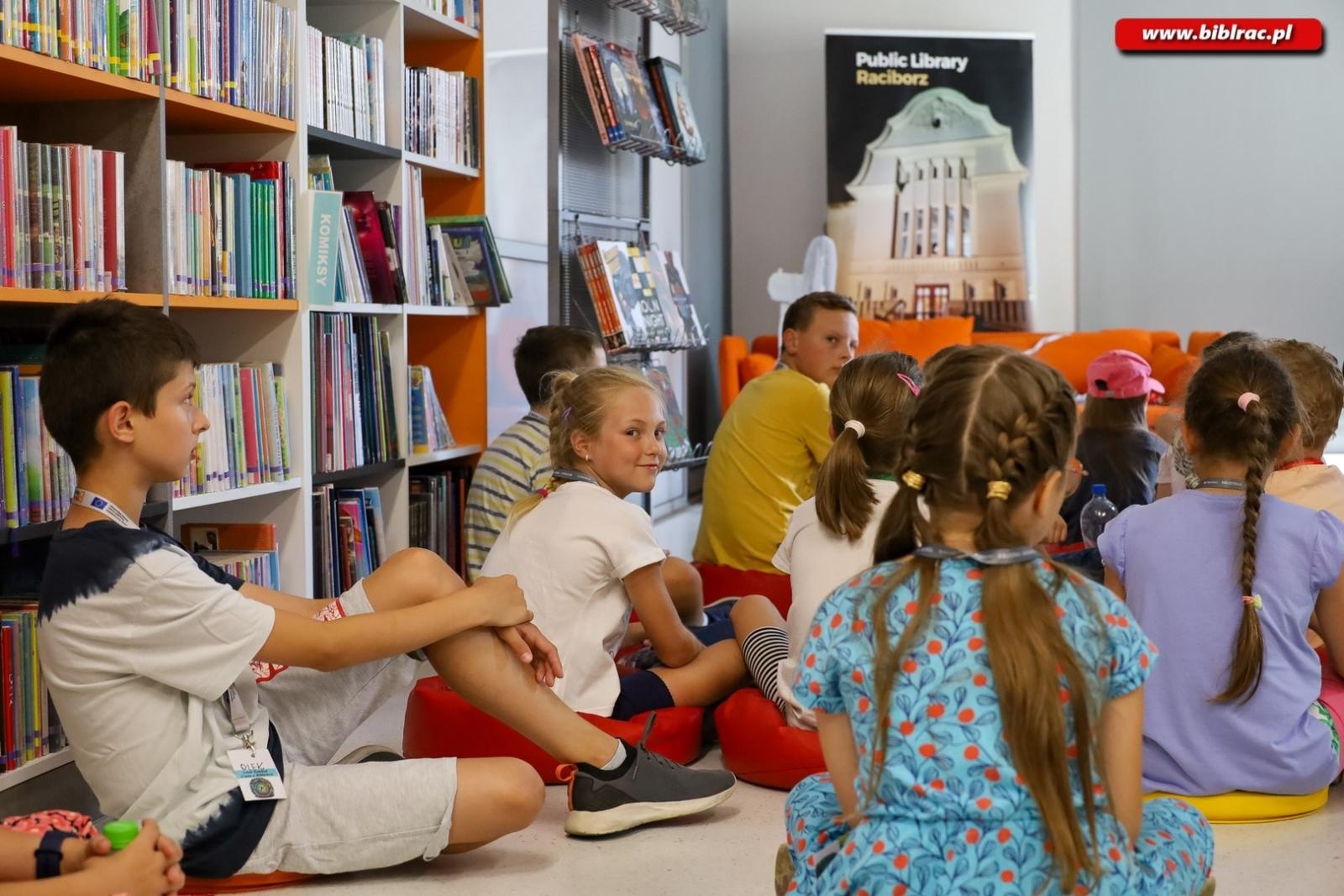 Zdjęcie w galerii na portalu naszraciborz.pl: Letni Wehikuł Biblioteki z wizytą w muzeum i na bezludnej wyspie wiadomości z regionu