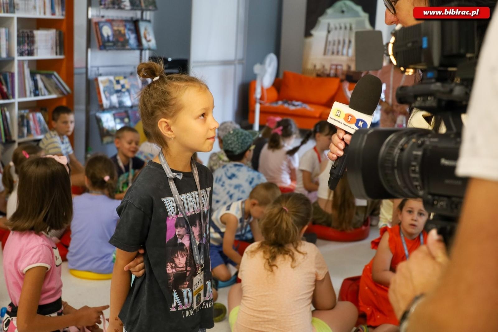Zdjęcie w galerii na portalu naszraciborz.pl: Letni Wehikuł Biblioteki z wizytą w muzeum i na bezludnej wyspie wiadomości z regionu