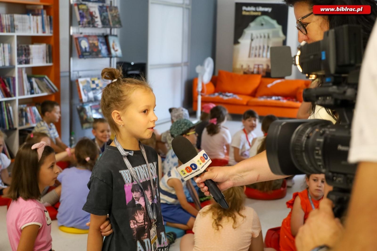 Zdjęcie w galerii na portalu naszraciborz.pl: Letni Wehikuł Biblioteki z wizytą w muzeum i na bezludnej wyspie wiadomości z regionu
