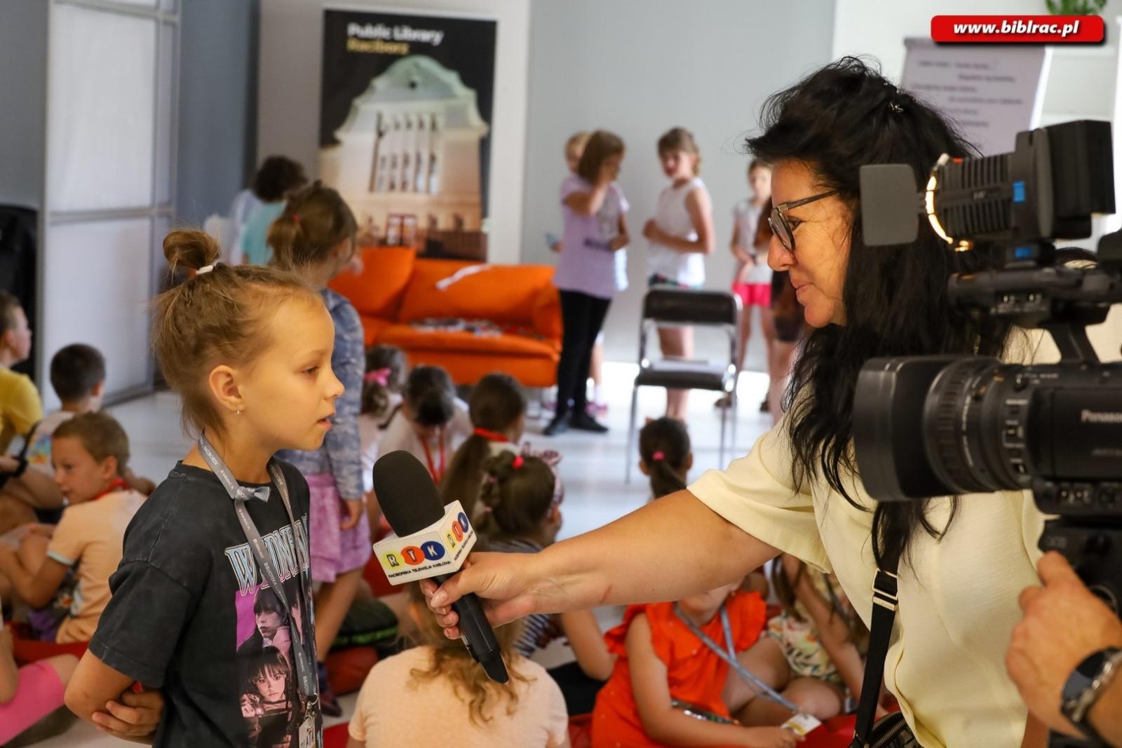 Zdjęcie w galerii na portalu naszraciborz.pl: Letni Wehikuł Biblioteki z wizytą w muzeum i na bezludnej wyspie wiadomości z regionu