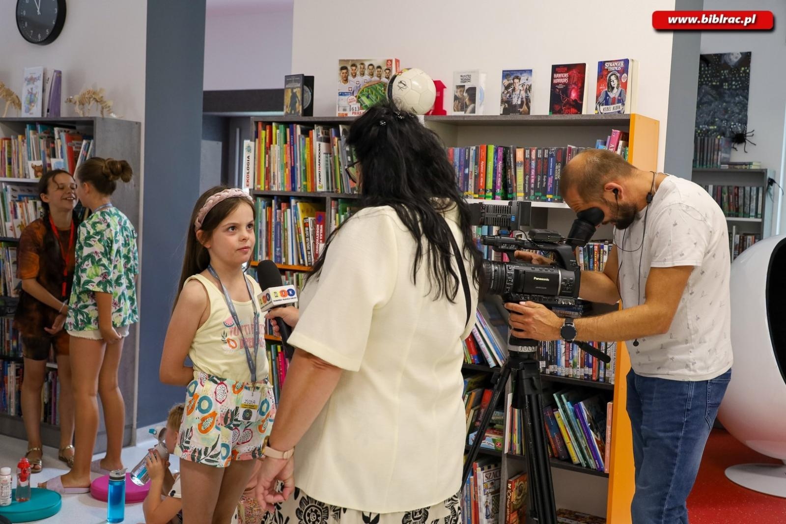 Zdjęcie w galerii na portalu naszraciborz.pl: Letni Wehikuł Biblioteki z wizytą w muzeum i na bezludnej wyspie wiadomości z regionu