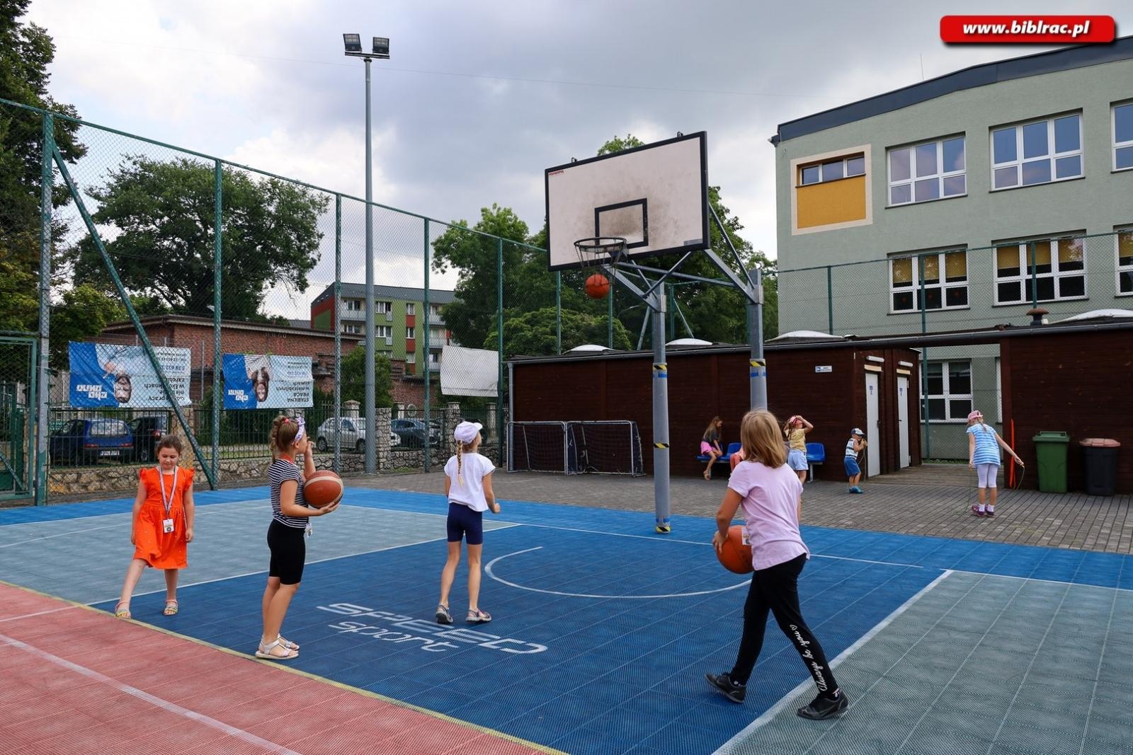 Zdjęcie w galerii na portalu naszraciborz.pl: Letni Wehikuł Biblioteki z wizytą w muzeum i na bezludnej wyspie wiadomości z regionu